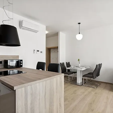 Kristal Lux Aparments With A Balcony * ロガシュカ・スラティナ